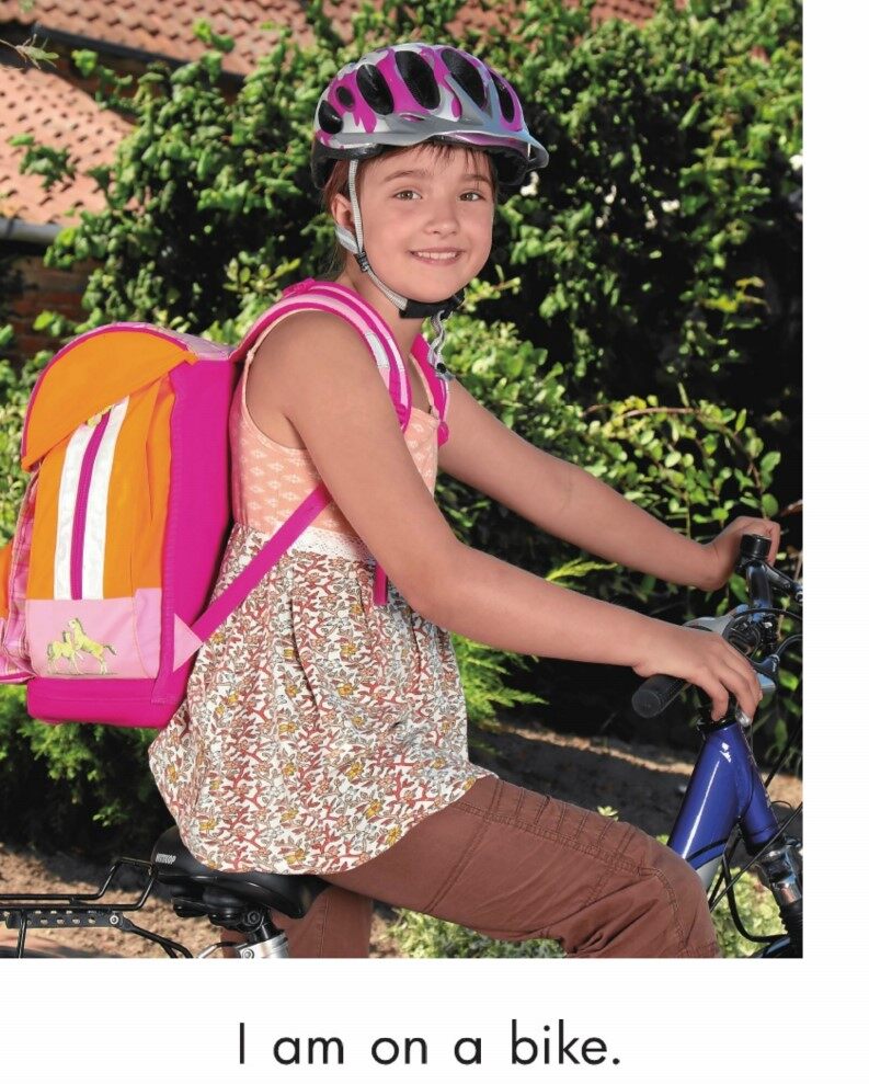 Off to School.绘本故事第5页