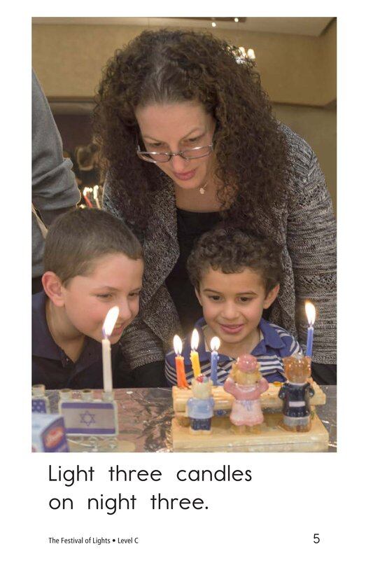 The Festival of Lights绘本故事第5页