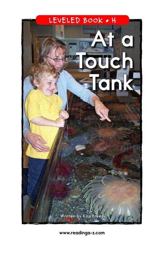 At a Touch Tank绘本故事第2页