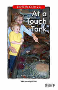 At a Touch Tank绘本故事第2页