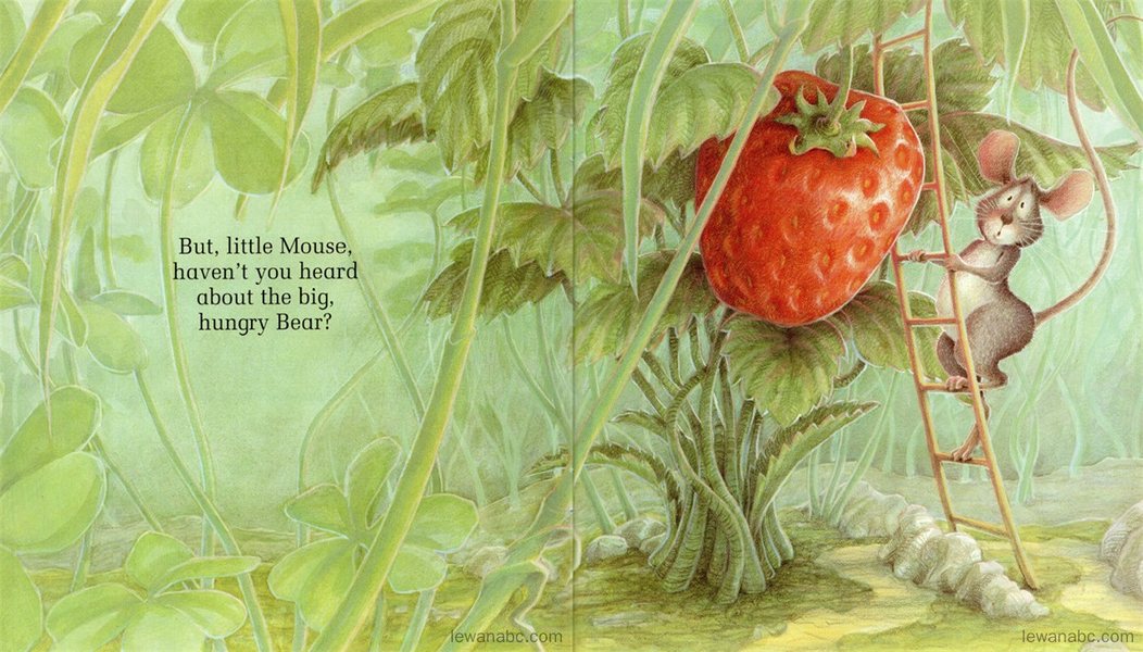 (30周)The Little Mouse,The Red Ripe Strawberry,and The Big Hungry Bear绘本故事第5页