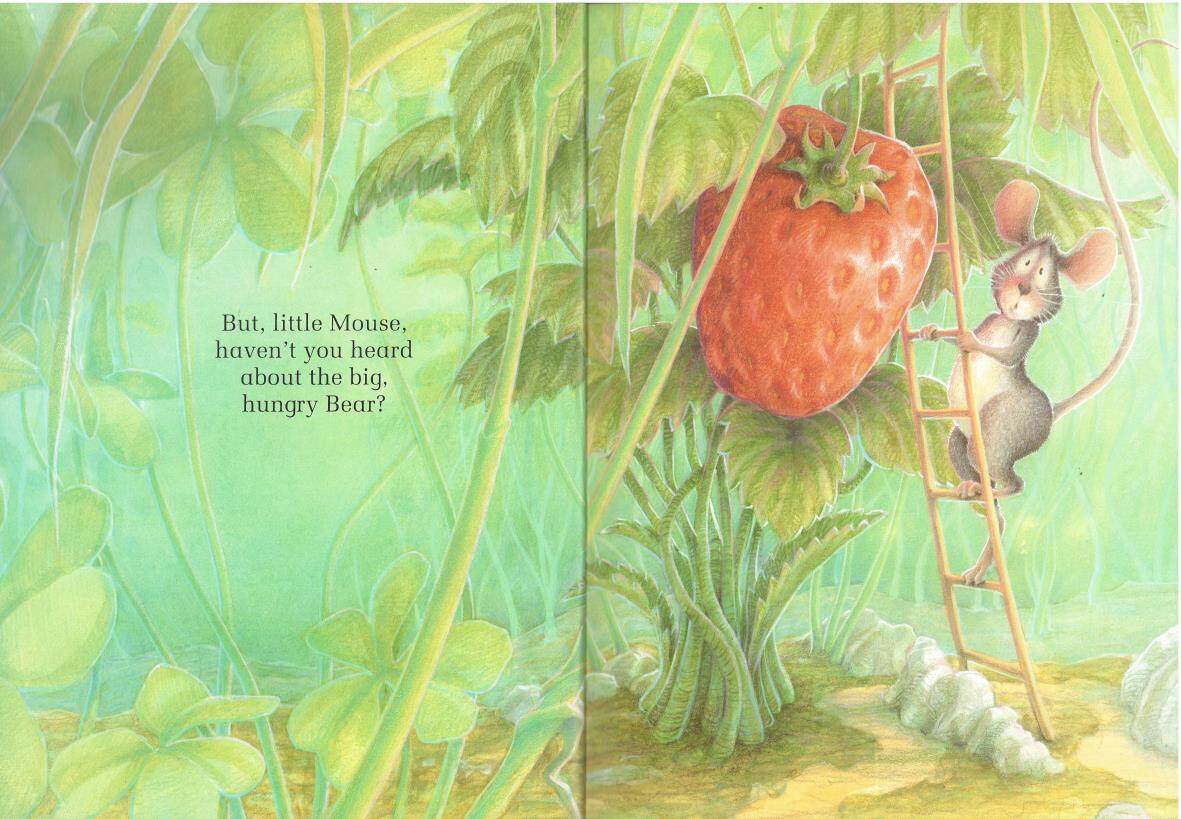 The Little Mouse, the Strawberry,  the Hungry Bear绘本故事第5页